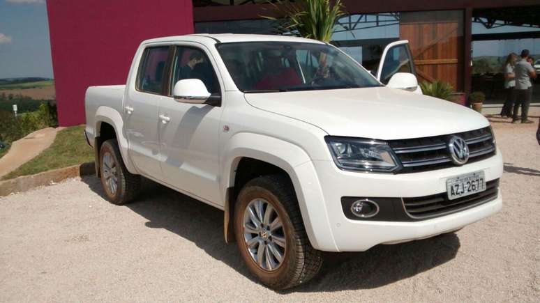 A Amarok Highline possui câmera traseira de ré com sensor de estacionamento dianteiro e traseiro