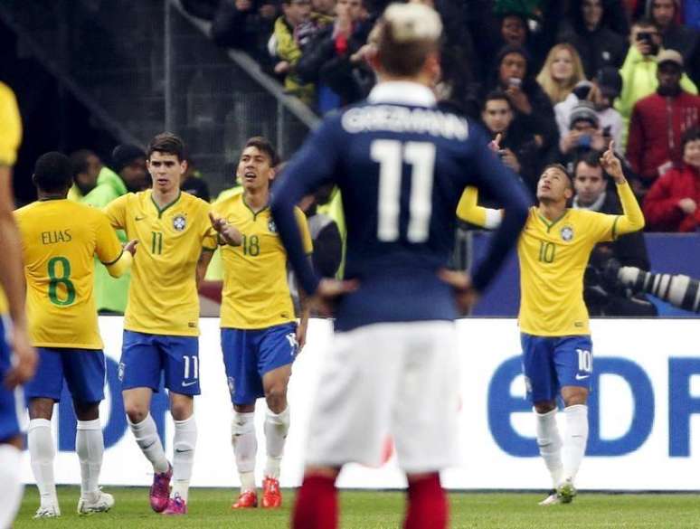 Neymar comemora gol marcado na vitória do Brasil contra a França no Stade de France, em Saint-Denis. 26/03/2015