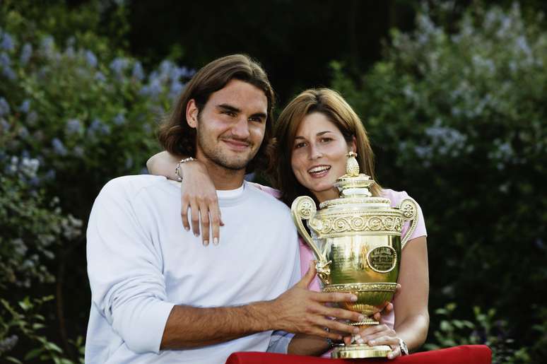 Com a então namorada Mirka Vavrinec, Federer celebra seu primeiro título em Wimbledon