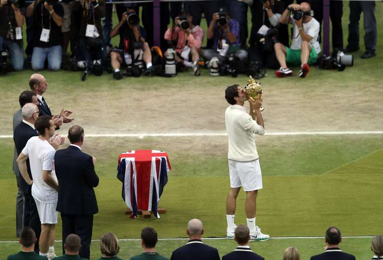 Nove anos depois do primeiro título, Federer levanta a taça de Wimbledon pela sétima vez