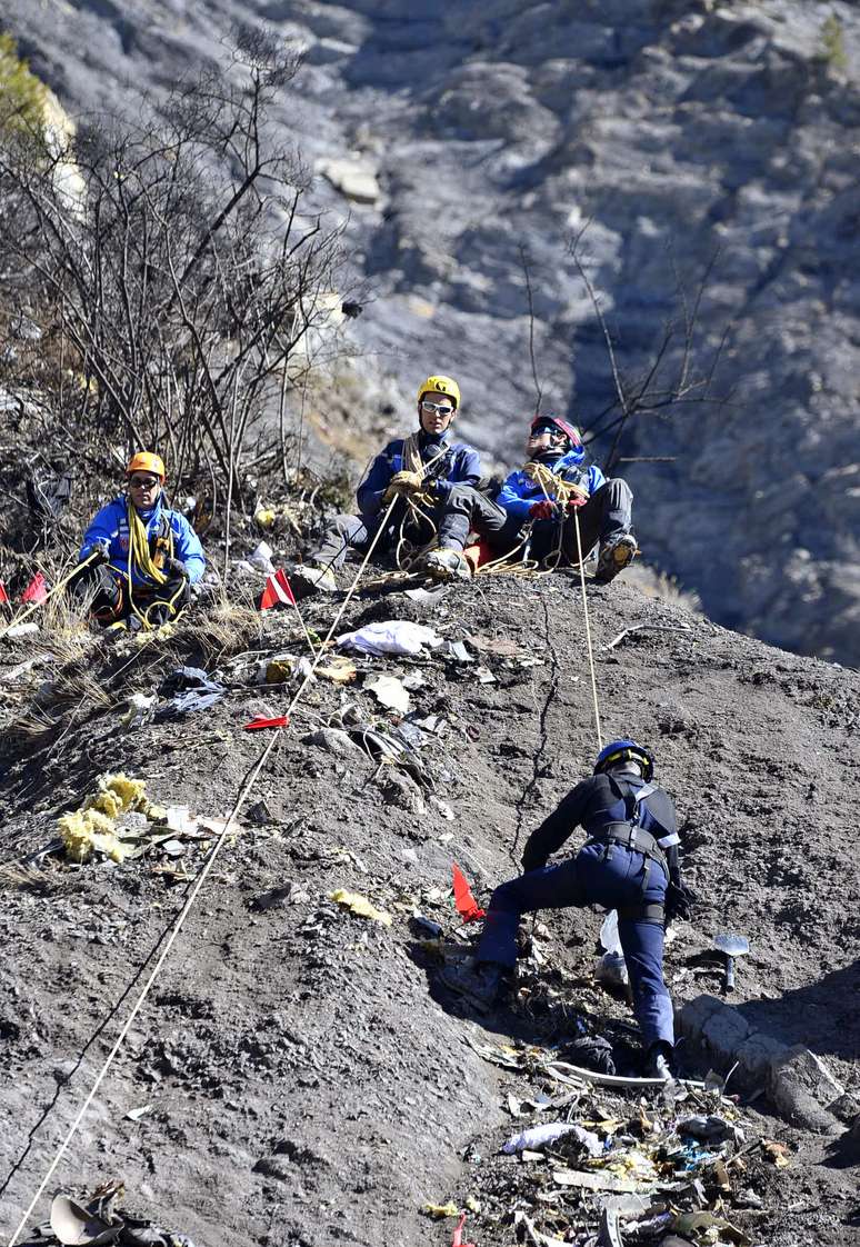 Equipes de resgate trabalham no local onde o avião da Germanwings caiu com 150 pessoas a bordo