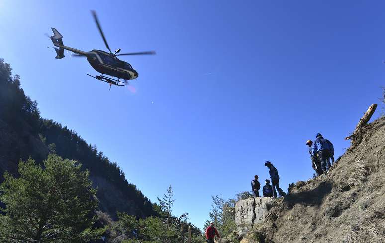 Equipes de resgate contam com a ajuda de helicópteros para transportar os restos do avião da Germanwings que caiu nos alpes franceses