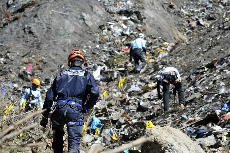 Socorristas fazem buscas no local do acidente com o avião da Germanwings