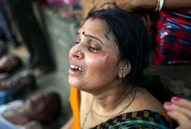 Mulher chora após tumulto em festival que deixou mortos