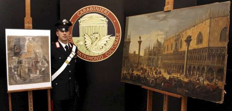 Policial italiano ao lado de quadro de Pablo Picasso Violino e Garrafa sobre a Mesa (esquerda) em Roma