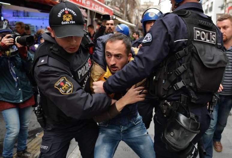 <p>Polícia prende um manifestante durante protesto em Ancara, em 11 de março</p>