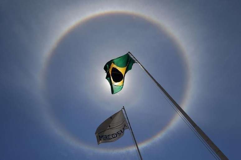 Uma bandeira do Brasil em frente ao Palácio da Alvorada, em Brasília. 04/11/2014