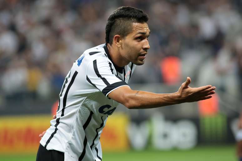 Petros comemora o quarto gol do Corinthians ainda na etapa inicial