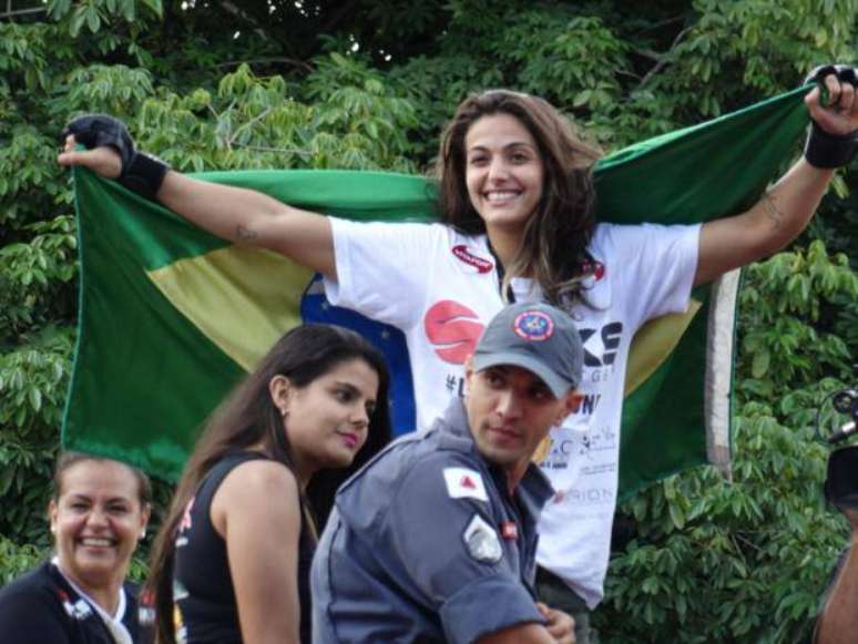 Poliana Botelho em caminhão dos Bombeiros com bandeira do Brasil