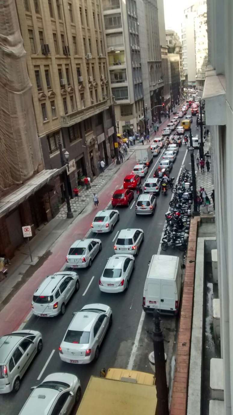 Taxistas protestam na rua Boa Vista, no centro