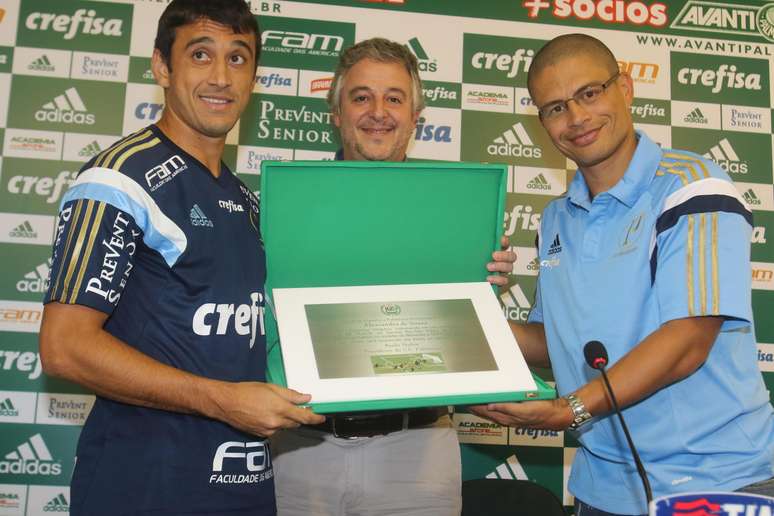 <p>Robinho e Alex recebem placa das mãos de Paulo Nobre</p>