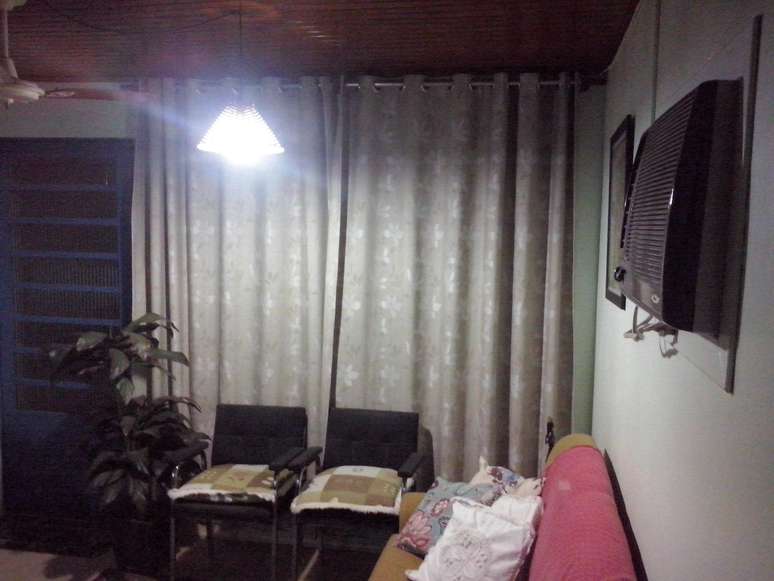 <p>A internauta Elaine pediu ajuda para iluminar melhor a sala de estar de sua casa </p>
