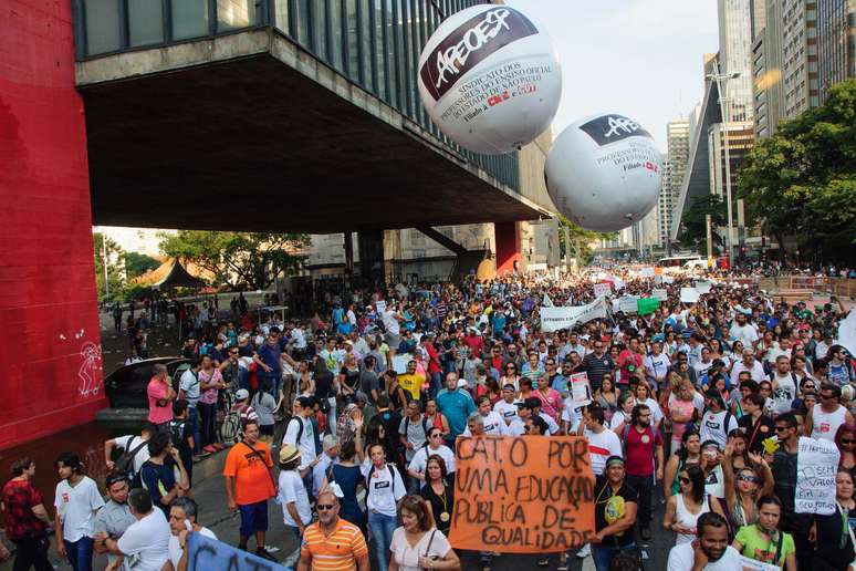 Professores da rede estadual de São Paulo em greve, realizam assembleia no MASP, localizado na Avenida Paulista, em São Paulo, SP, na tarde desta sexta-feira (27)