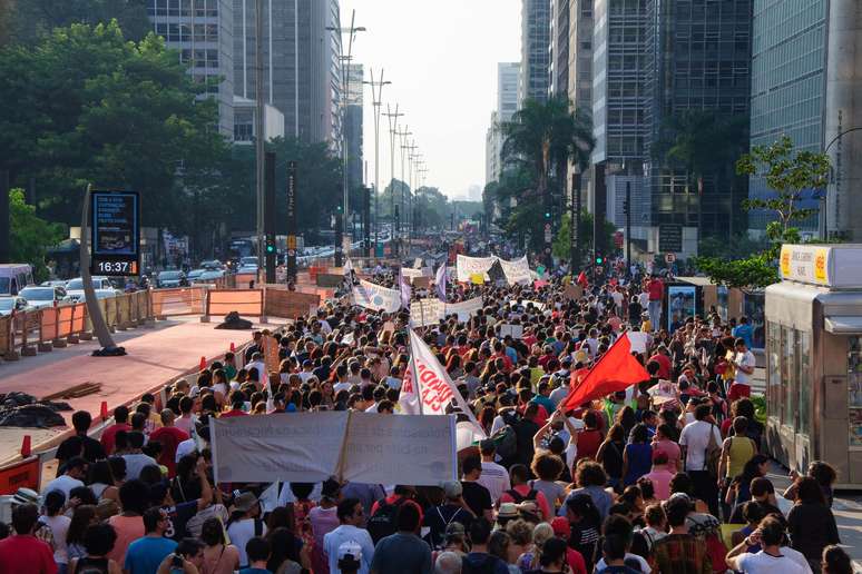 Professores da rede estadual de São Paulo em greve, realizam assembleia no MASP, localizado na Avenida Paulista, em São Paulo, SP, na tarde desta sexta-feira (27)