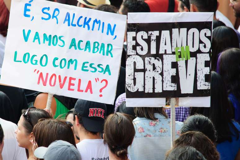 Professores da rede estadual de São Paulo em greve, realizam assembleia no MASP, localizado na Avenida Paulista, em São Paulo, SP, na tarde desta sexta-feira (27)