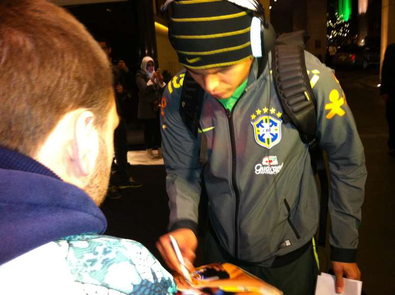 Thiago Silva dá autógrafo a torcedor na chegada a hotel em Londres