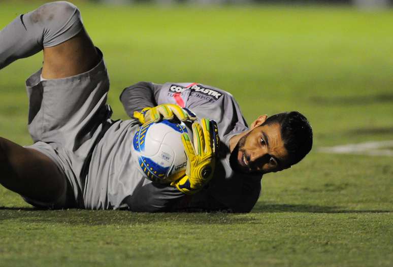 Vanderlei deixou o gramado sangrando muito pelo nariz