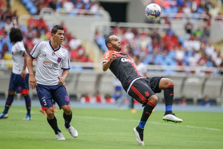 Alecsandro tenta bicicleta contra a marcação do Bonsucesso