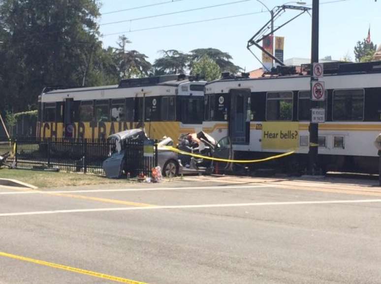 <p>Trem saiu dos trilhos, acertou uma cerca de metal e passou por uma área coberta de grama antes de parar no meio de uma avenida</p>