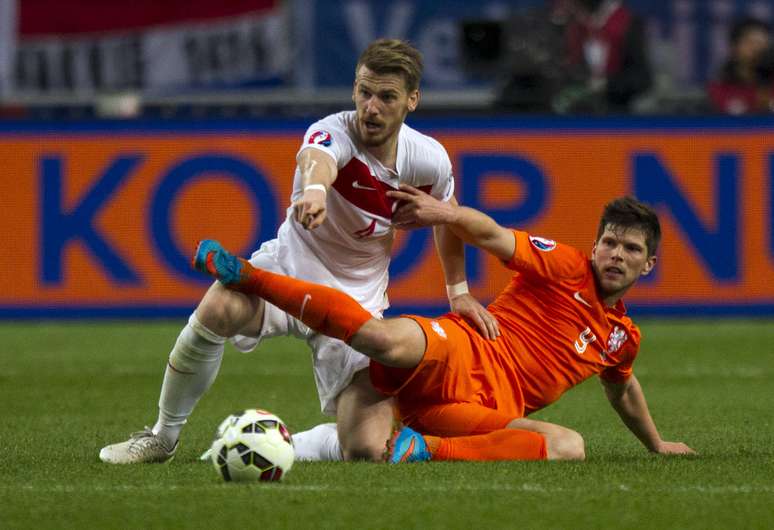 Huntelaar desviou um chute de Sneijder para salvar a Holanda de uma derrota em casa no fim