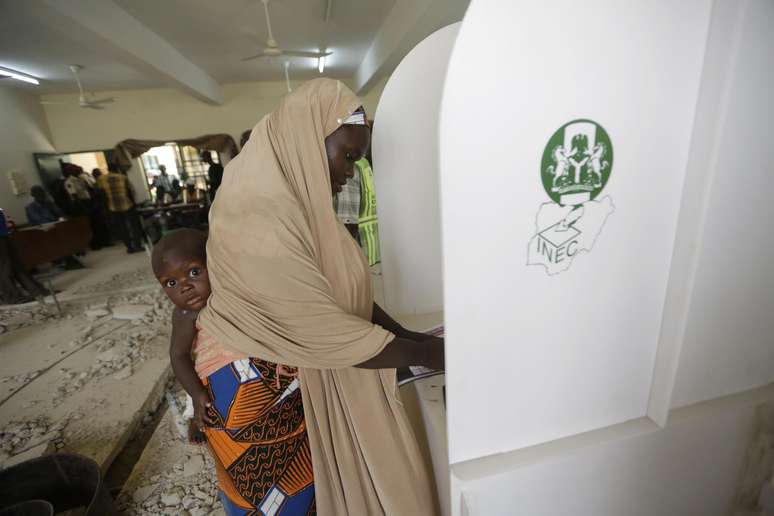 Nigeriana vota em uma seção eleitoral em Yola, Nigéria, em 28 de março
