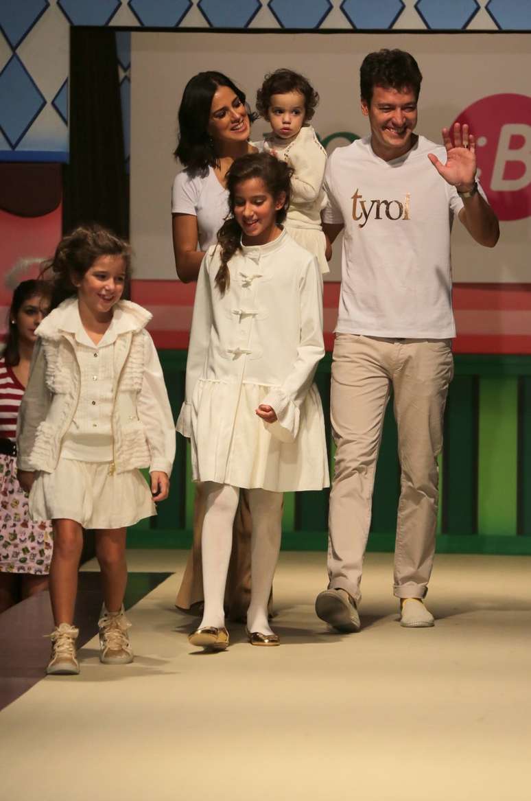 Rodrigo Faro desfila com a família no Fashion Week Kids