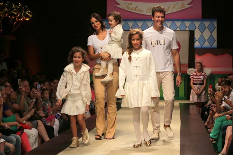 Rodrigo Faro desfila com a família no Fashion Week Kids