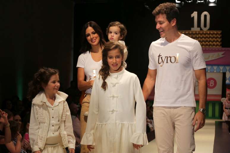 Rodrigo Faro desfila com a fam&iacute;lia no Fashion Week Kids