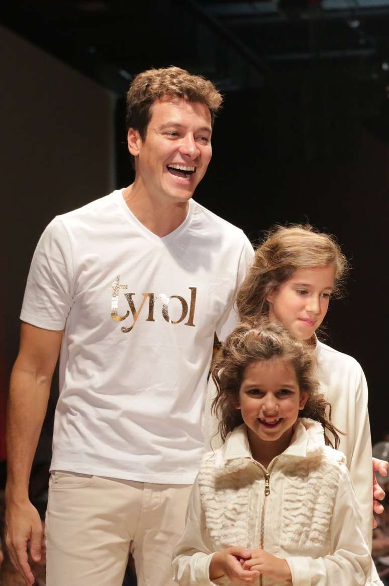 Rodrigo Faro com as filhas no Fashion Week Kids