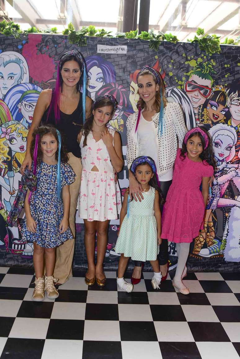 Vera Viel e Tania Khalill com as filhas no Fashion Week Kids