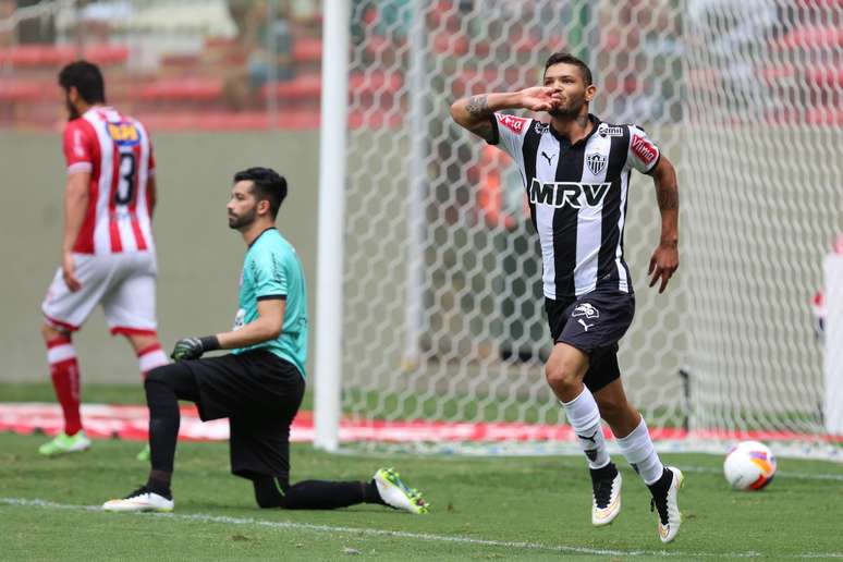 <p>Carlos marcou dois gols no duelo</p>