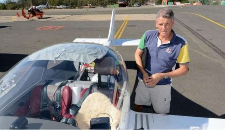 O empresário, de 62 anos, decidiu há quatro anos comprar um ultraleve para dar a volta ao mundo em 20 meses