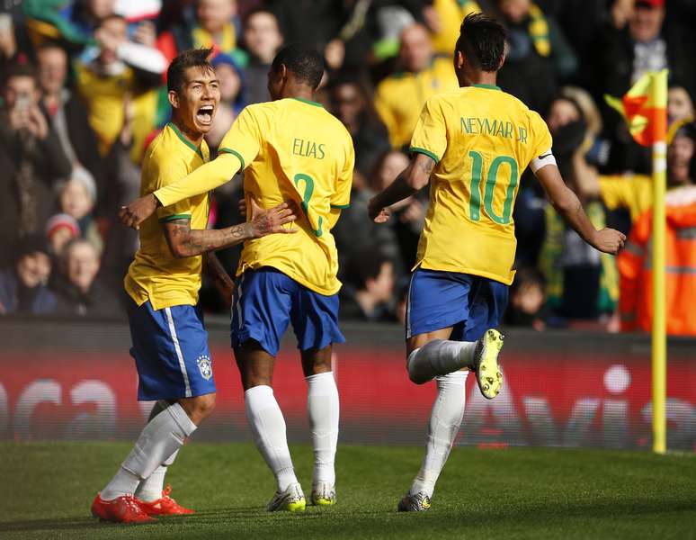 Brasil faz festa em gol de Roberto Firmino contra o Chile