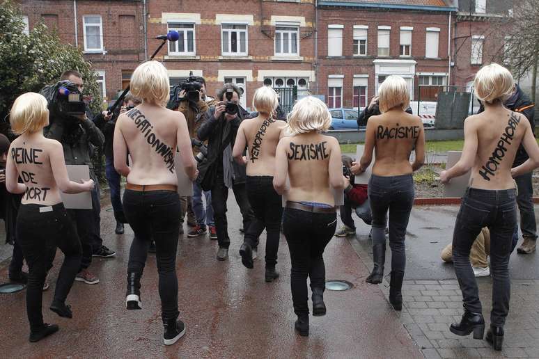 Ativistas escreveram nas costas as palavras "sentença de morte", "revisionista", "xenofobia", "sexismo", "racismo" e "homofobia"