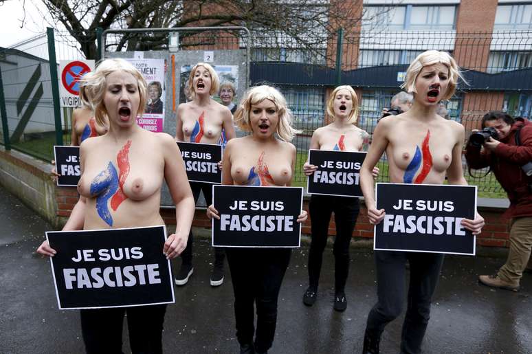 <p>Ativistas do Femen protestam em frente à seção eleitoral onde a líder da Frente Nacional, Marine Le Pen, votou em Henin-Beaumont, norte da França</p>