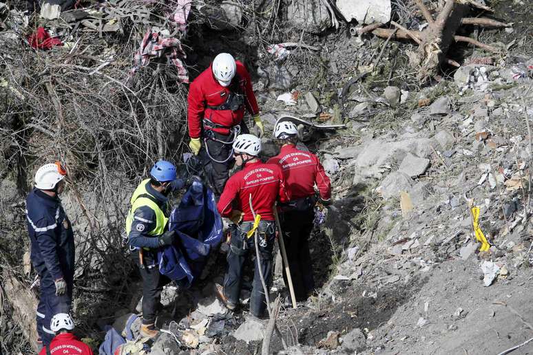 Equipes de resgate francesas inspecionam os restos do Airbus da Germanwings nos Alpes franceses, em 29 de março