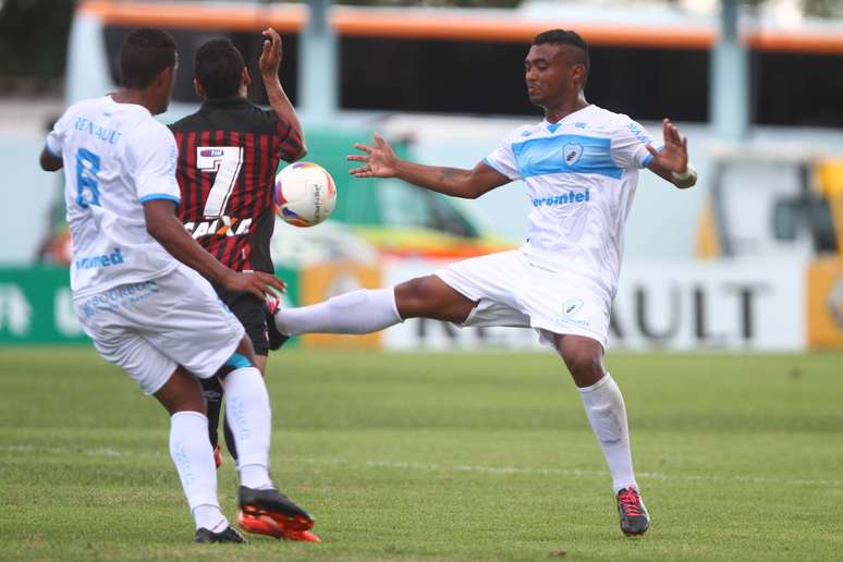 Londrina venceu o Atlético-PR no Estádio do Café e jogou os rubro-negros para o grupo do descenso