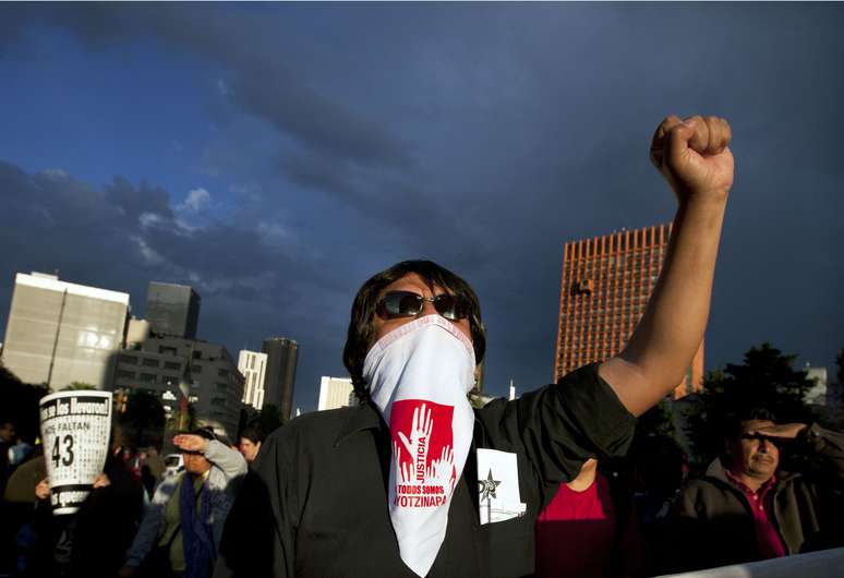 <p>Um homem usa uma bandana com a mensagem "Justiça; somos todos Ayotzinapa," durante uma marcha para lembrar o sexto mês do desaparecimento de 43 estudantes universitários rurais, na cidade do México, em 26 de março</p>