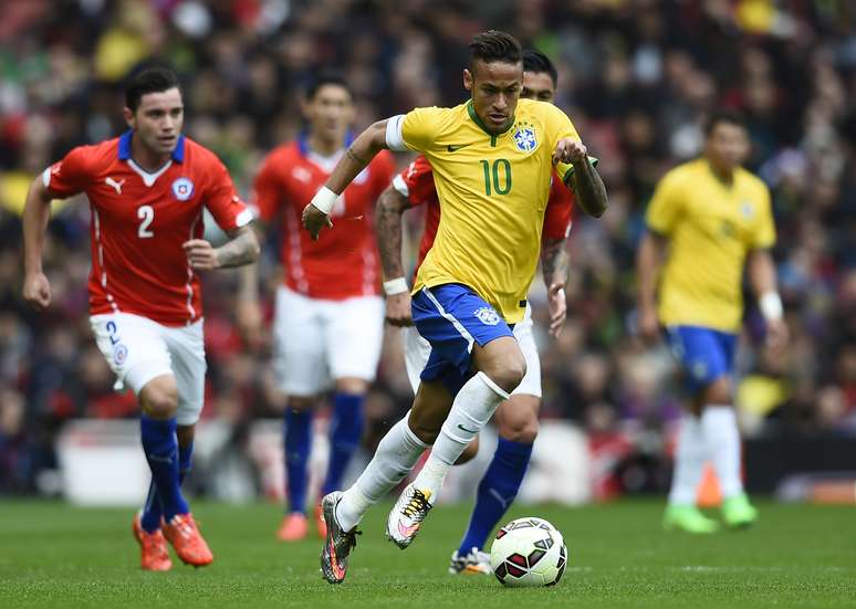 <p>Neymar foi caçado em campo por chilenos</p>