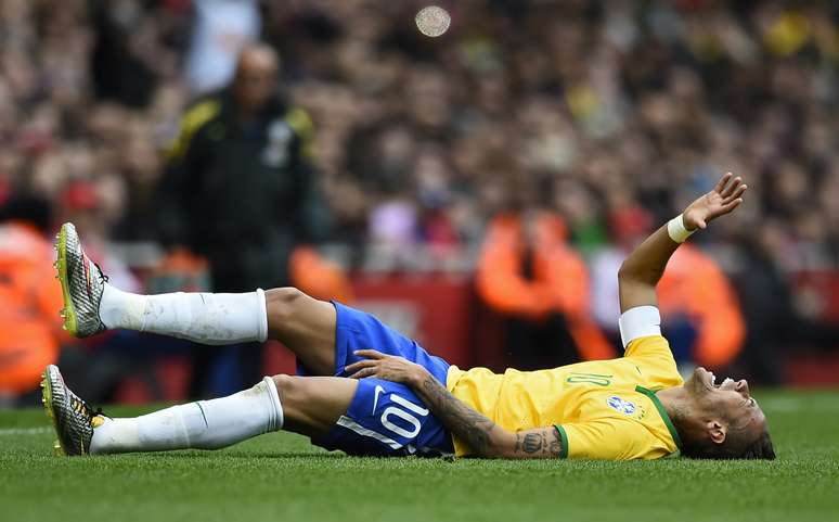 <p>Neymar cai após sofrer pisão de Medel; arbitragem não viu</p>