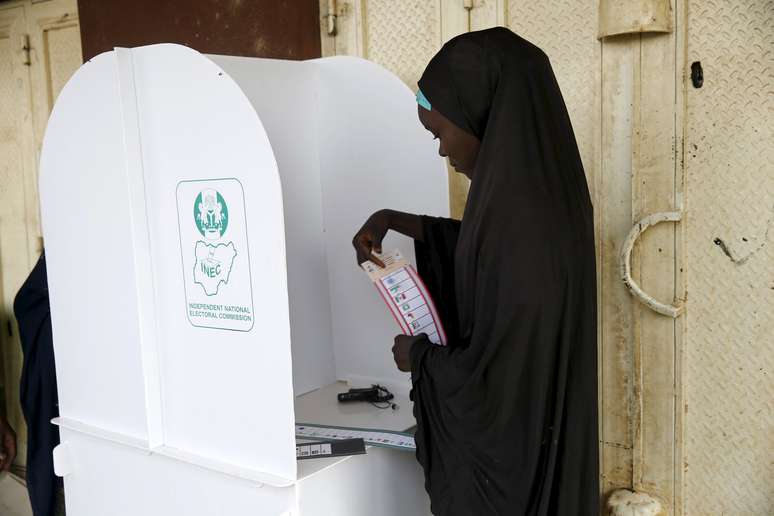 Nigeriana participa de votação para escolher novo presidente em uma unidade de votação em Daura, no noroeste do país