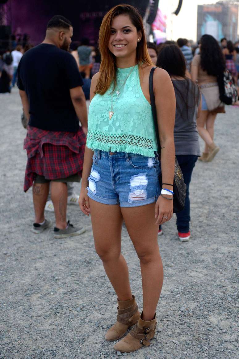 <p>Short jeans desfiado, blusinha verde em tom pastel de renda, bota marrom de camurça e bolsa preta lateral foram as escolhas para o festival</p>