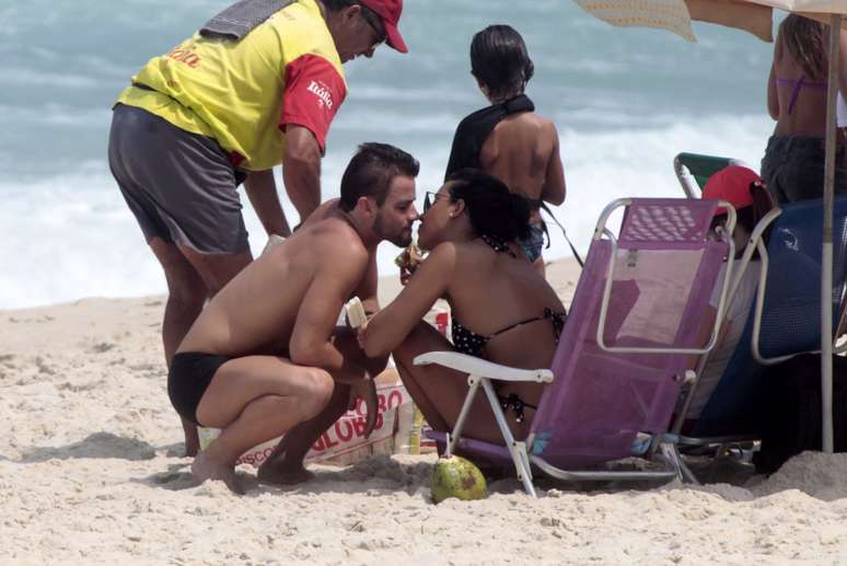 Ex- BBBs Rafael e Talita na praia Barra da Tijuca, no Rio