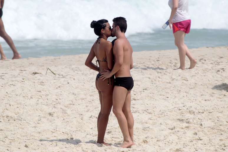 Ex- BBBs Rafael e Talita na praia Barra da Tijuca, no Rio