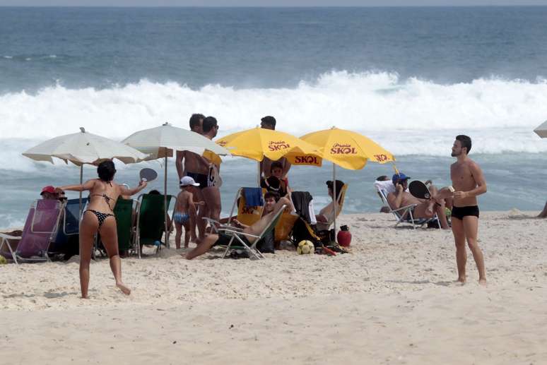 Ex- BBBs Rafael e Talita na praia Barra da Tijuca, no Rio