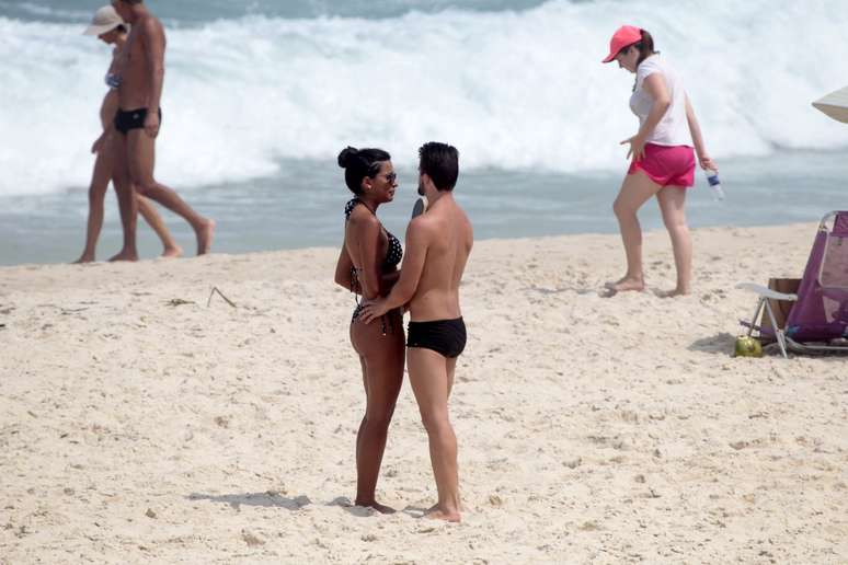 <p>Ex- BBBs Rafael e Talita na praia Barra da Tijuca, no Rio</p>