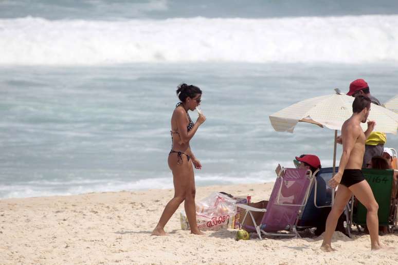 Ex- BBBs Rafael e Talita na praia Barra da Tijuca, no Rio