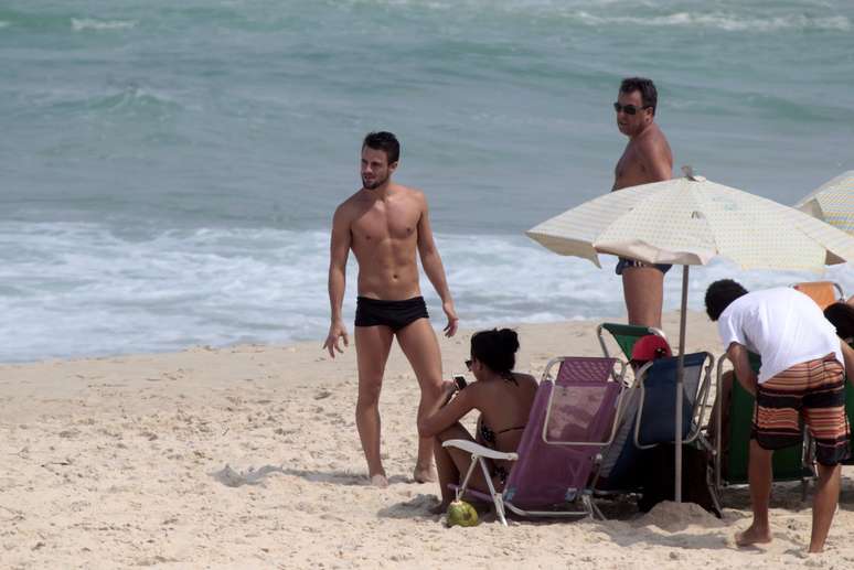 <div>Ex- BBBs Rafael e Talita na praia Barra da Tijuca, no Rio</div>