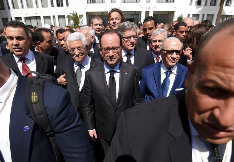 Presidente tunisiano, Beji Caid Essebsi (à direita), o presidente francês, François Hollande (ao centro), e o presidente Mahmoud Abbas, da Palestina (à esquerda) lideram marcha contra o terrorismo em Tunis, em 29 de março