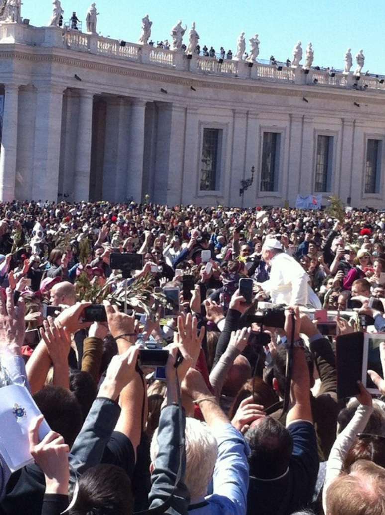 <p>A missa de domingo contou com a presença de milhares de fiéis </p>